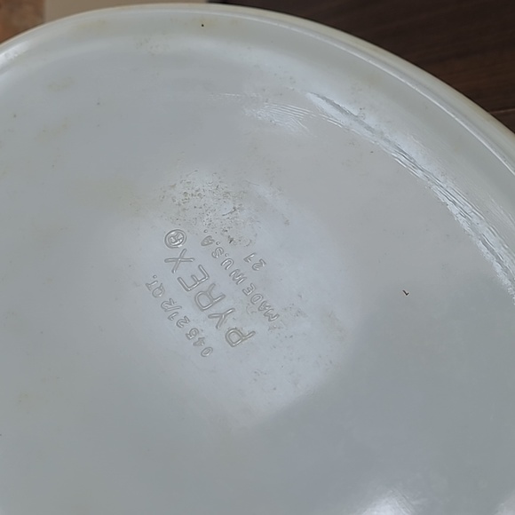 VINTAGE PYREX GOLD HEARTS CASSEROLE DISH - Picture 3 of 9